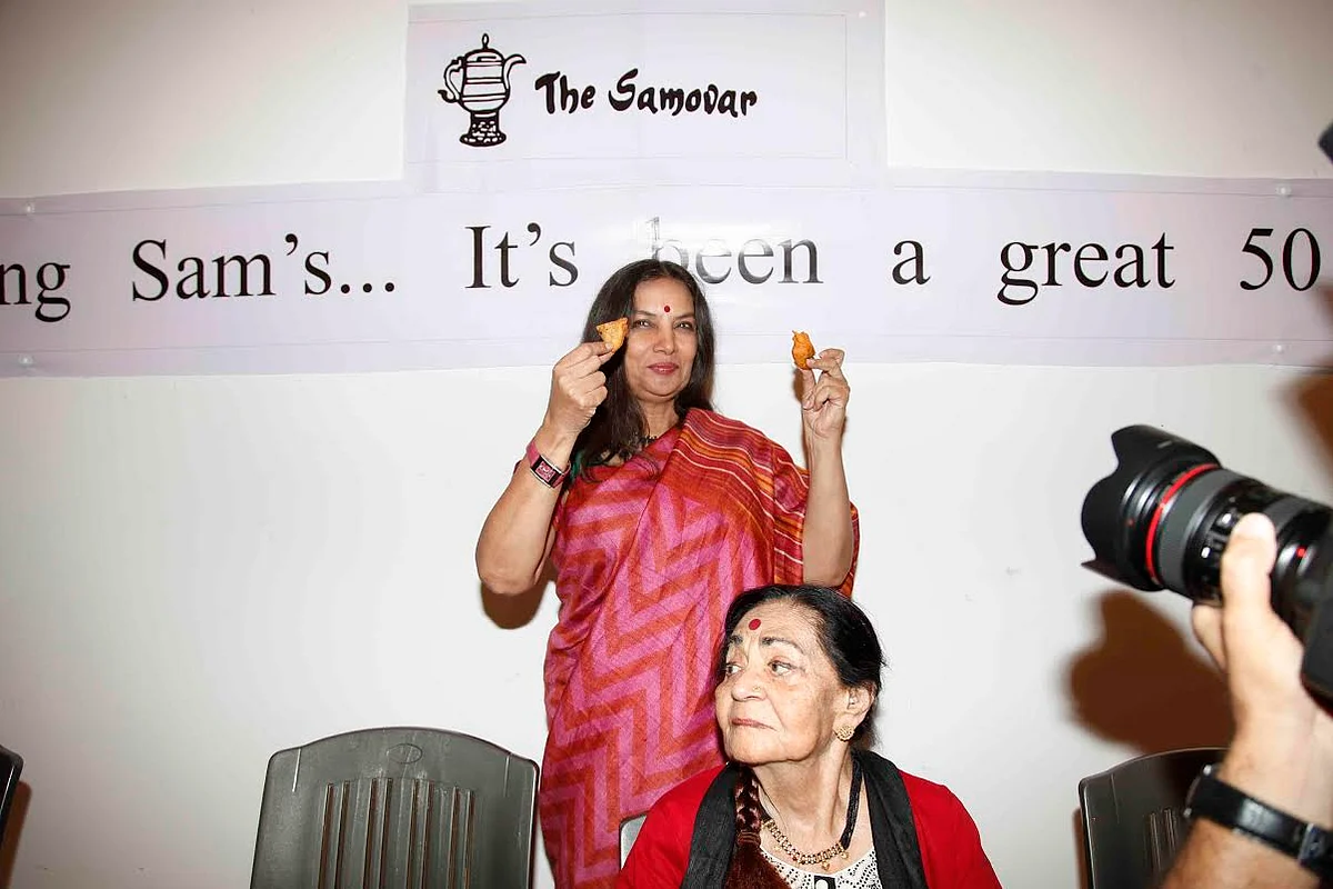 Shabana Azmi celebrating Samovar with those famous samosas and owner Usha R Khanna (Photo: Yogen Shah)