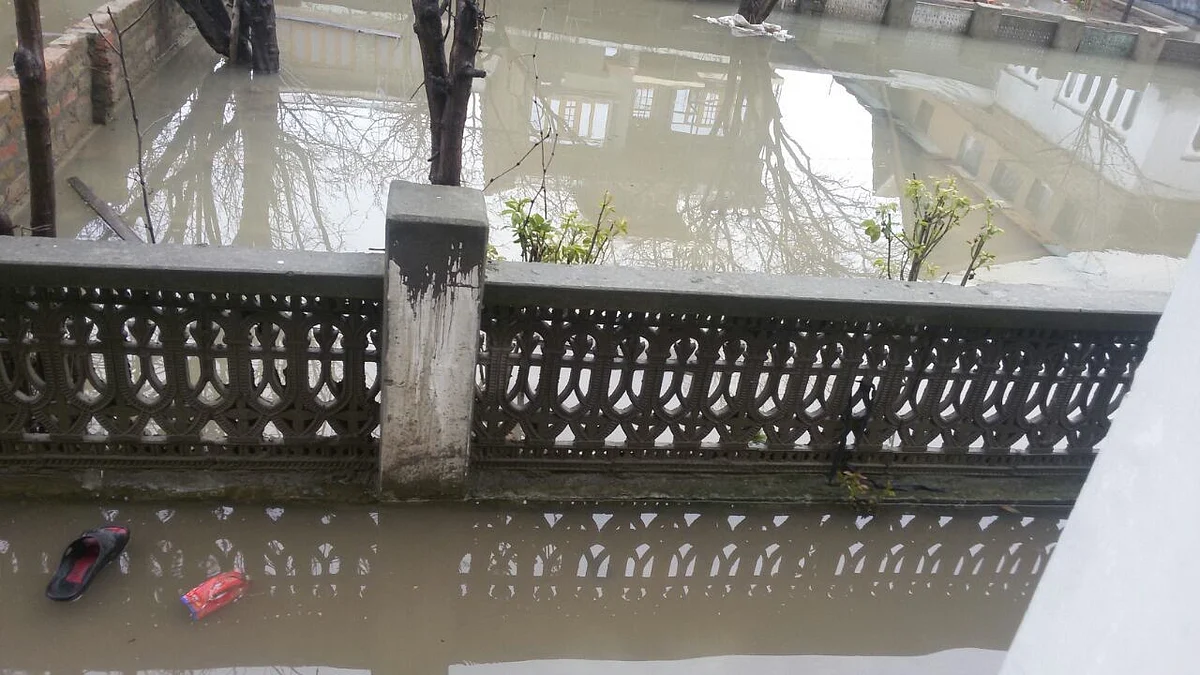 Flood water inside a compound of a residential house in Srinagar. Hundreds of people living in low lying areas have been evacuated to safer areas. (Photo: Mushtaq Khan) 