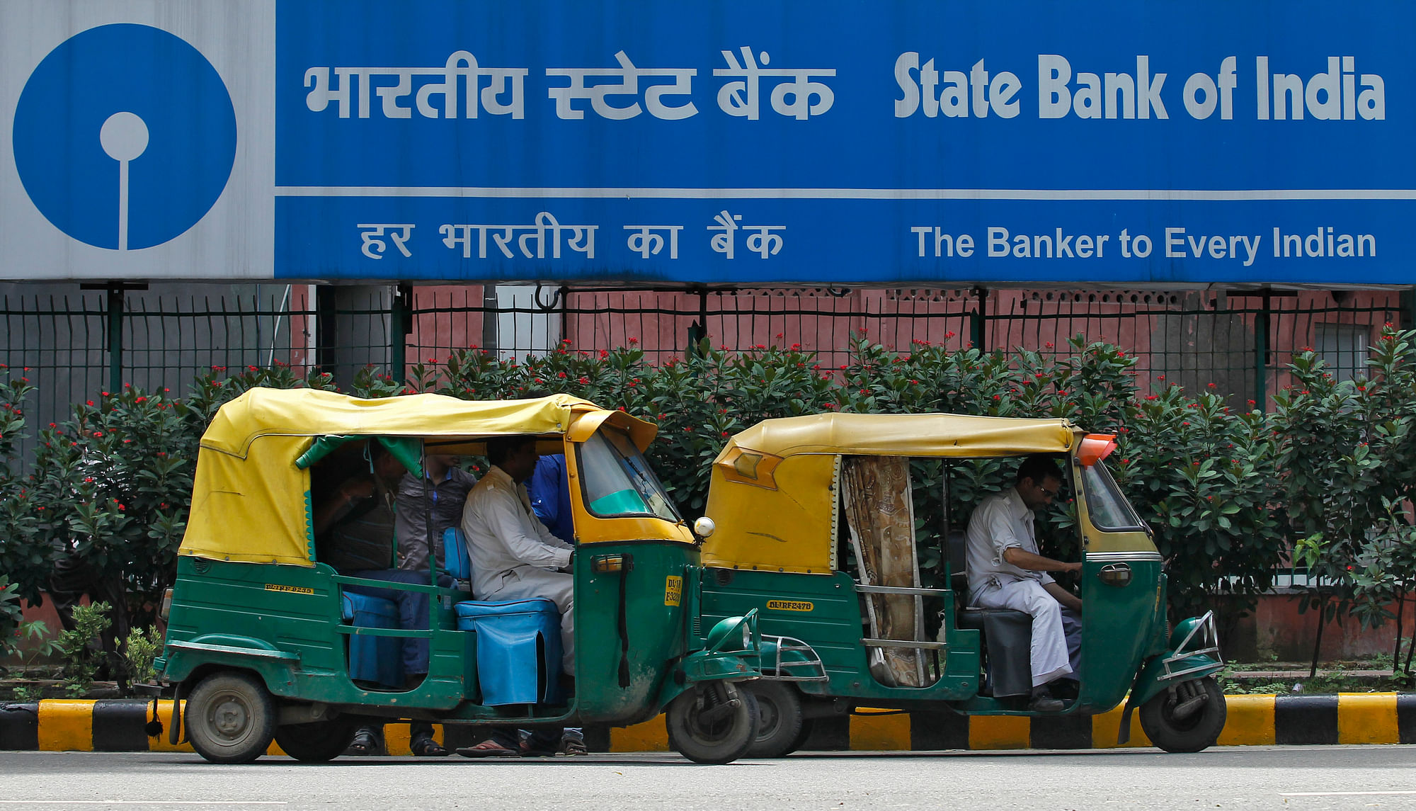 Auto rickshaws wait in front of the head office of State Bank of India (SBI) in New Delhi August 12, 2013. (Photo: Reuters)