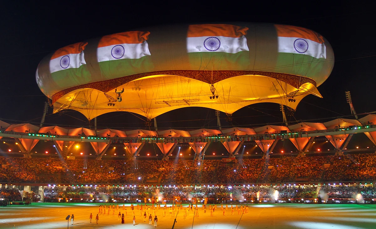 The Indian national flag is projected onto a balloon during the
Commonwealth Games closing ceremony at the Jawaharlal Nehru stadium in New
Delhi October 14, 2010. (Photo: Reuters)<!--EndFragment-->
