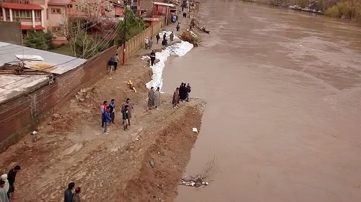 People put sandbags along the banks of river Jhelum near Lasjan in Srinagar. Around 10,000 people face a flood threat as the town lies on the banks of the river. ( Photo: Facebook) 