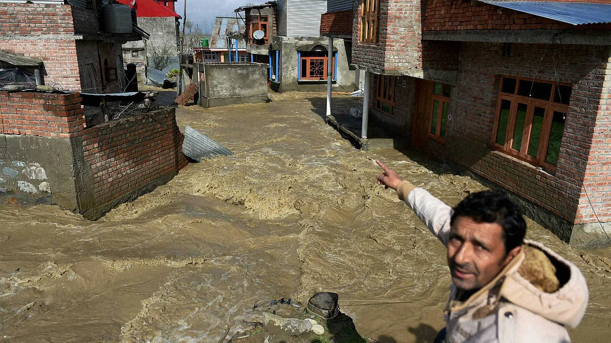 File photo of flood water enters Hamdania Colony Bemina in Srinagar on Monday. With changes in the climate, disasters have been on a steady rise. (Photo: PTI)