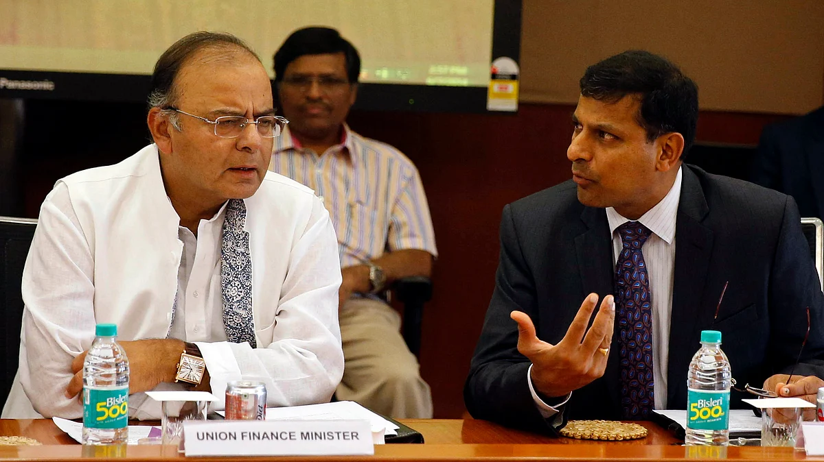 Finance Minister Arun Jaitley (left) listens to Reserve Bank of India (RBI) Governor Raghuram Rajan. (Photo: Reuters)