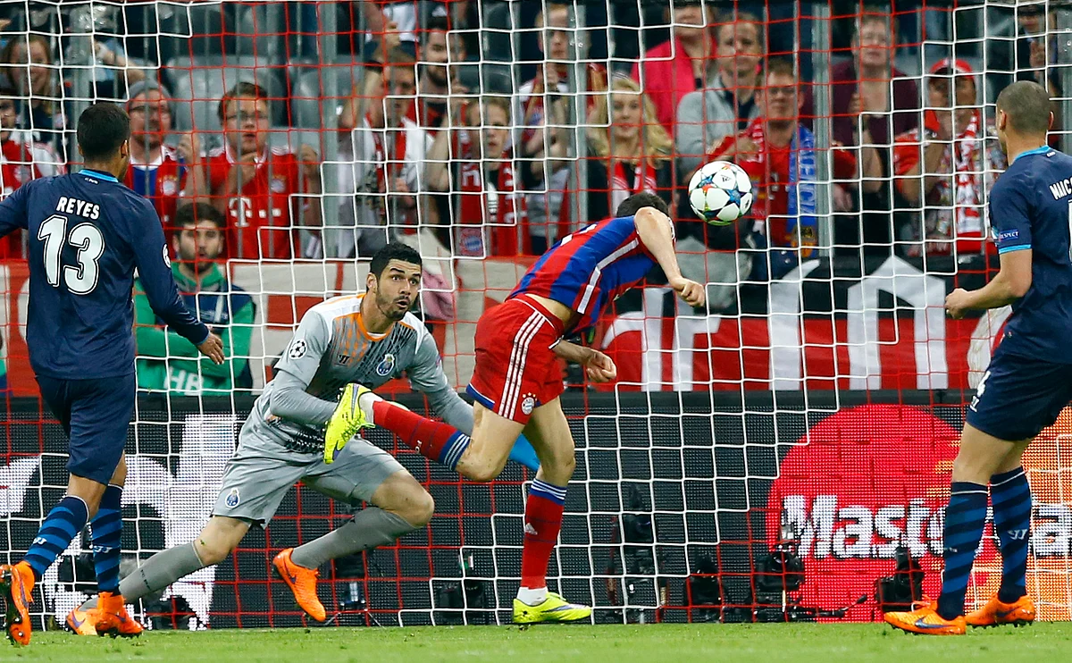 Bayern’s Robert Lewandowski, center, scores his side’s 3rd goal during the soccer Champions League quarterfinal against FC Porto at the Allianz Arena in Munich. (Photo: AP)