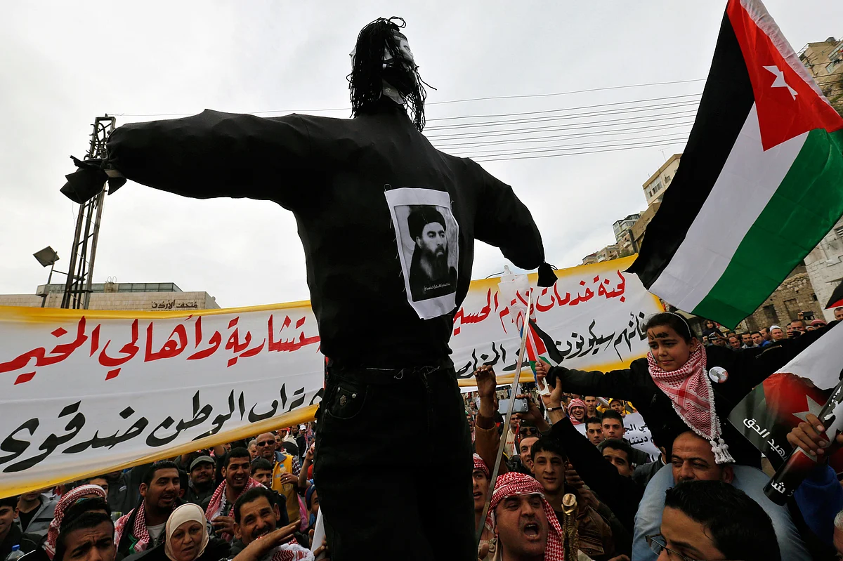 <!--StartFragment-->Jordanian protesters carry an effigy of leader of the militant Islamic State Abu Bakr al-Baghdadi. (Photo: Reuters) <!--EndFragment-->