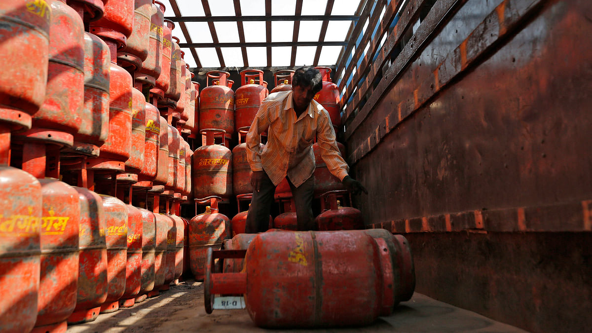 Cooking Gas Hike of Rs 4 per Cylinder Every Month Withdrawn