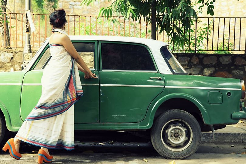100SareePact asks us to wear 100 sarees in 2015 – what a wonderful idea, indeed. But will my bumpy metro ride permit me? 