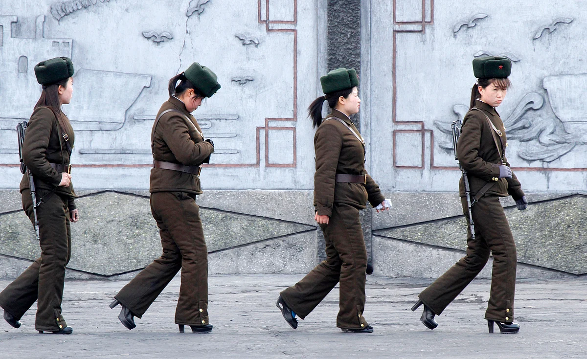 Female North Korean soldiers patrol along the banks of Yalu River, near the North Korean town of Sinuiju, opposite the Chinese border city of Dandong, April 11, 2013. (Photo: Reuters)