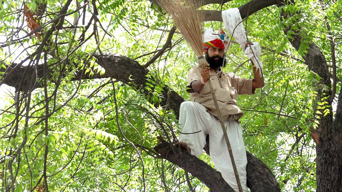 Gajendra Singh during Aam Aadmi Party rally against the Union government’s Land Acquisition Bill at Jantar Mantar in New Delhi before committing suicide. (Photo: PTI)