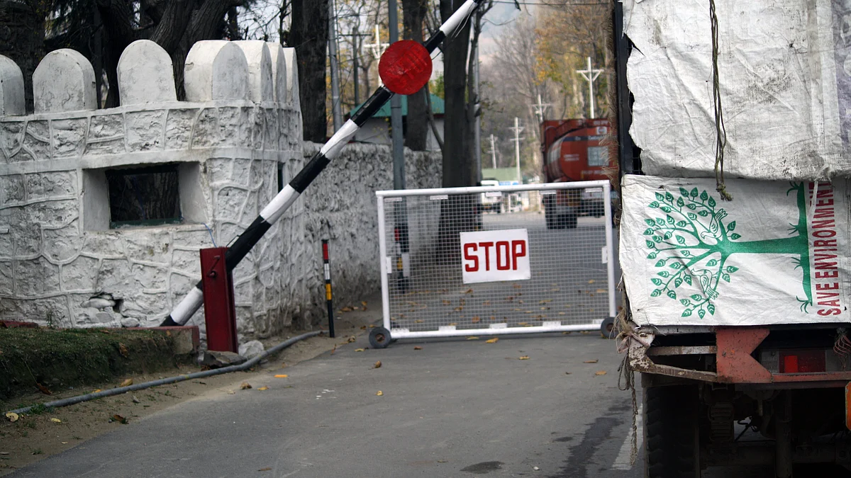 There are several checkpoints along the route that regulate movement of vehicles and people to the border area. (Photo: Aabid Shafi/The Quint)