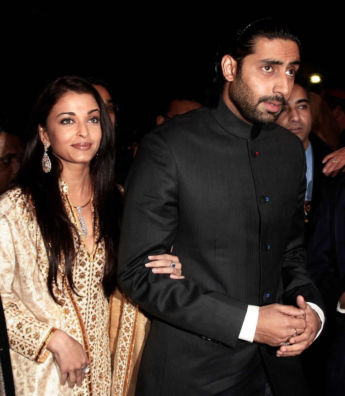 Abhishek & Aishwarya celebrate their 8th wedding anniversary today. Rewind to the films they did together