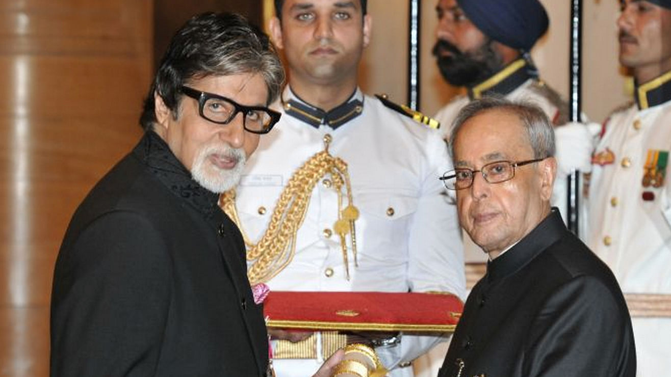 Amitabh Bachchan receiving the Padma Vibhushan from President Pranab Mukherjee (Photo: PIB)