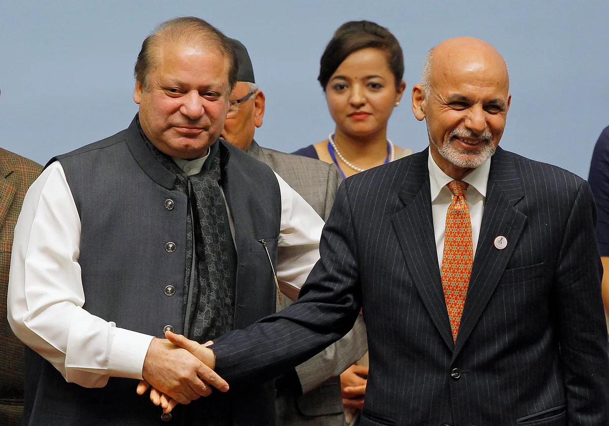 <!--StartFragment-->Pakistani Prime Minister Nawaz Sharif (L) shakes hands with Afghanistan’s President Ashraf Ghani during the closing session of the SAARC summit in Kathmandu November 27, 2014. (Photo: Reuters)<!--EndFragment-->