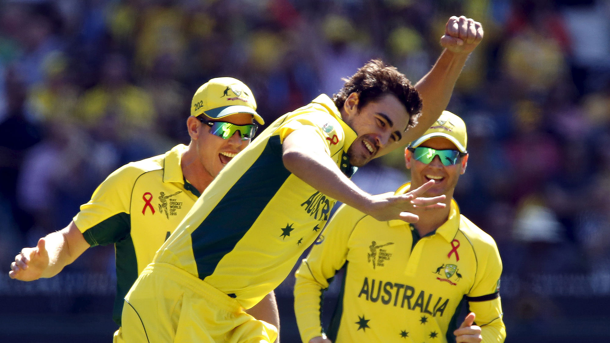 Australia’sMitchell Starc (C) celebrates with team mates James Faulkner (L) and captainMichael Clarke after bowling New Zealand’s captain Brendon McCullum for a duckduring their Cricket World Cup final match at the Melbourne Cricket Ground(MCG) March 29, 2015.&nbsp;