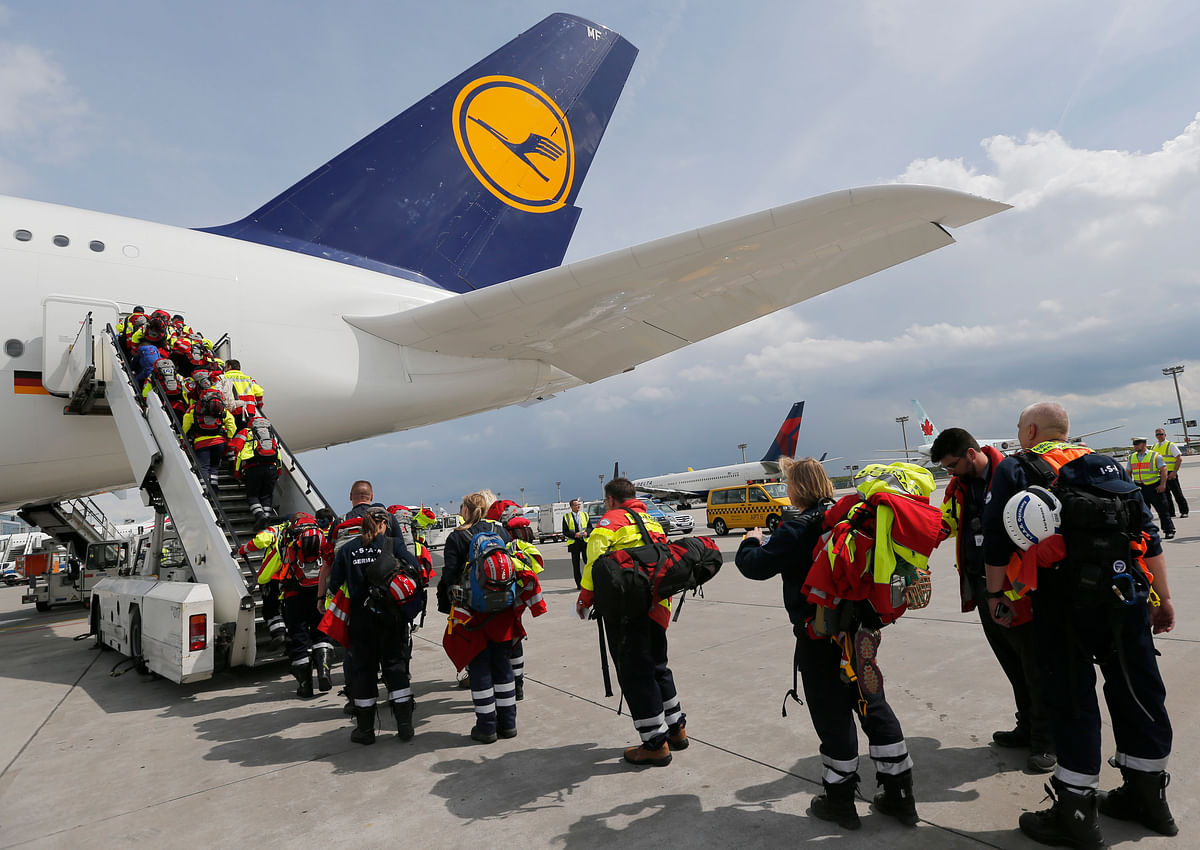 A number of countries have started mobilizing their rescue teams to Nepal .