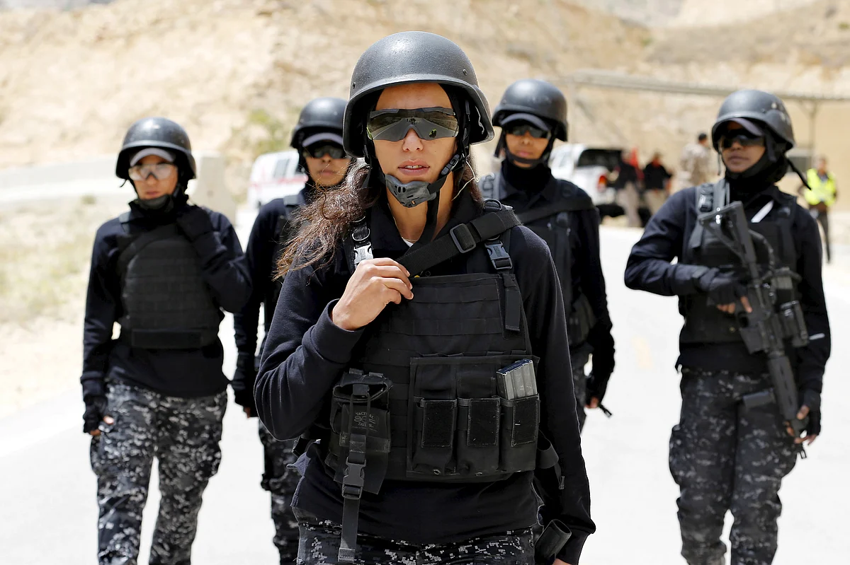 Women, who are part of the Sawt al-Haq (Voice of Rights), stand with their weapons as they undergo military training in Aleppo, February 17, 2013. (Photo: Reuters)