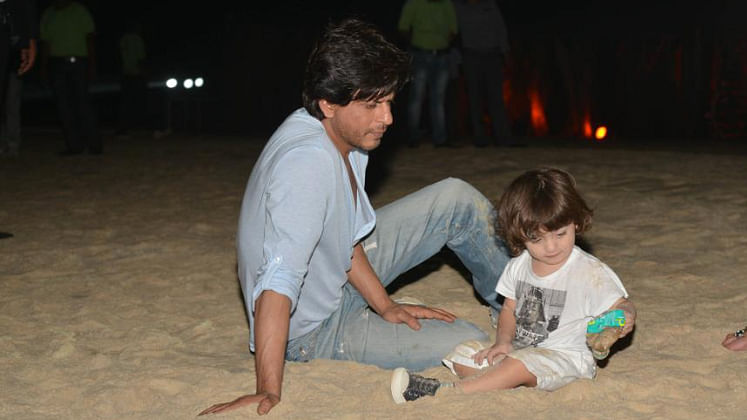 SRK is too shy to talk about sex with his kids. (Photo: <a href="https://twitter.com/PHGoa">Twitter/@PHGoa</a>)