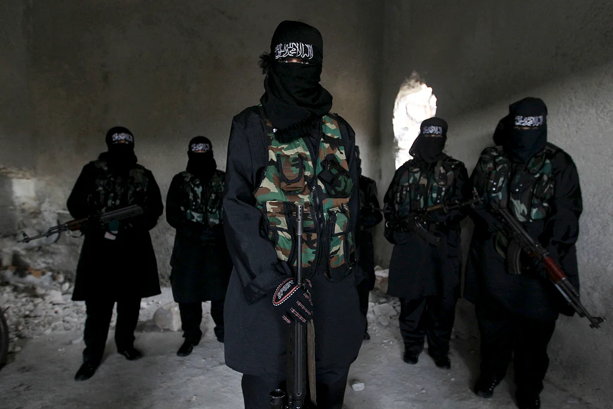 <!--StartFragment-->Women, who are part of the Sawt al-Haq (Voice of Rights), stand with their weapons as they undergo military training in Aleppo, February 17, 2013. (Photo: Reuters)<!--EndFragment-->