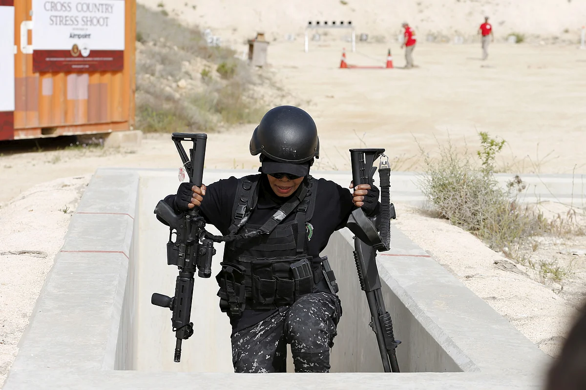A member of the Jordanian women’s police team competes in the 7th Annual Warrior Competition at the King Abdullah Special Operations Training Center in Amman, April 20, 2015. (Photo: Reuters)