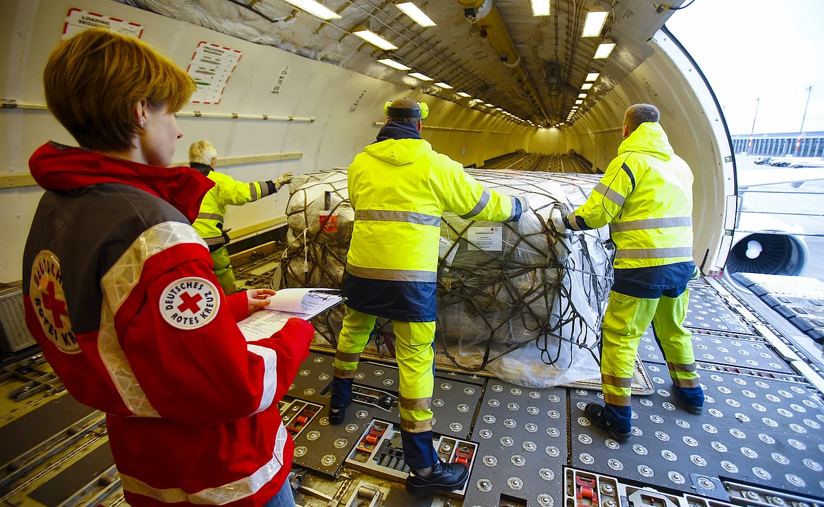 <!--StartFragment-->Workers load humanitarian aid from German Red Cross (DRK) for victims of the earthquake in Nepal, into an aircraft at Schoenefeld airport outside Berlin. (Photo: Reuters) <!--EndFragment-->