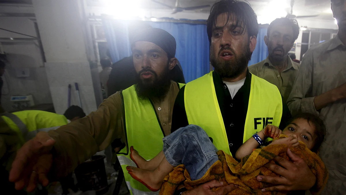 <!--StartFragment-->A child is taken to Leady Reading Hospital for treatment after torrential rains caused flooding and houses to collapse in Peshawar, Pakistan. (Photo: Reuters)<!--EndFragment-->