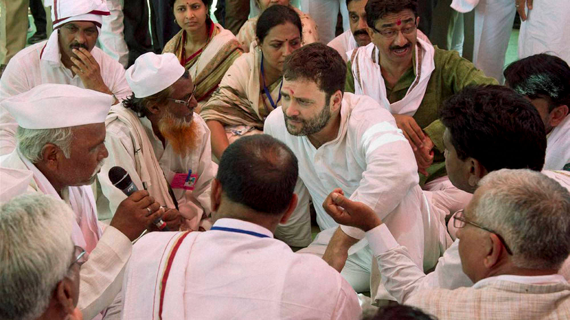 <div class="paragraphs"><p>Congress vice-president Rahul Gandhi interacts with farmers during his 15-km padyatra in Amravati district in Vidarbha region. </p></div>