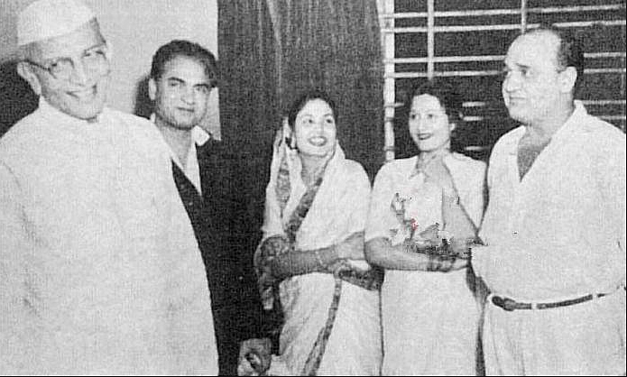 Desai with yesteryear actor Om Prakash and other Bollywood actors from the era 