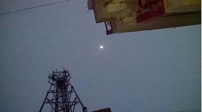 The moon as it appeared in Patna on April 26 at 7:55 PM (Photo: Aaj Tak)