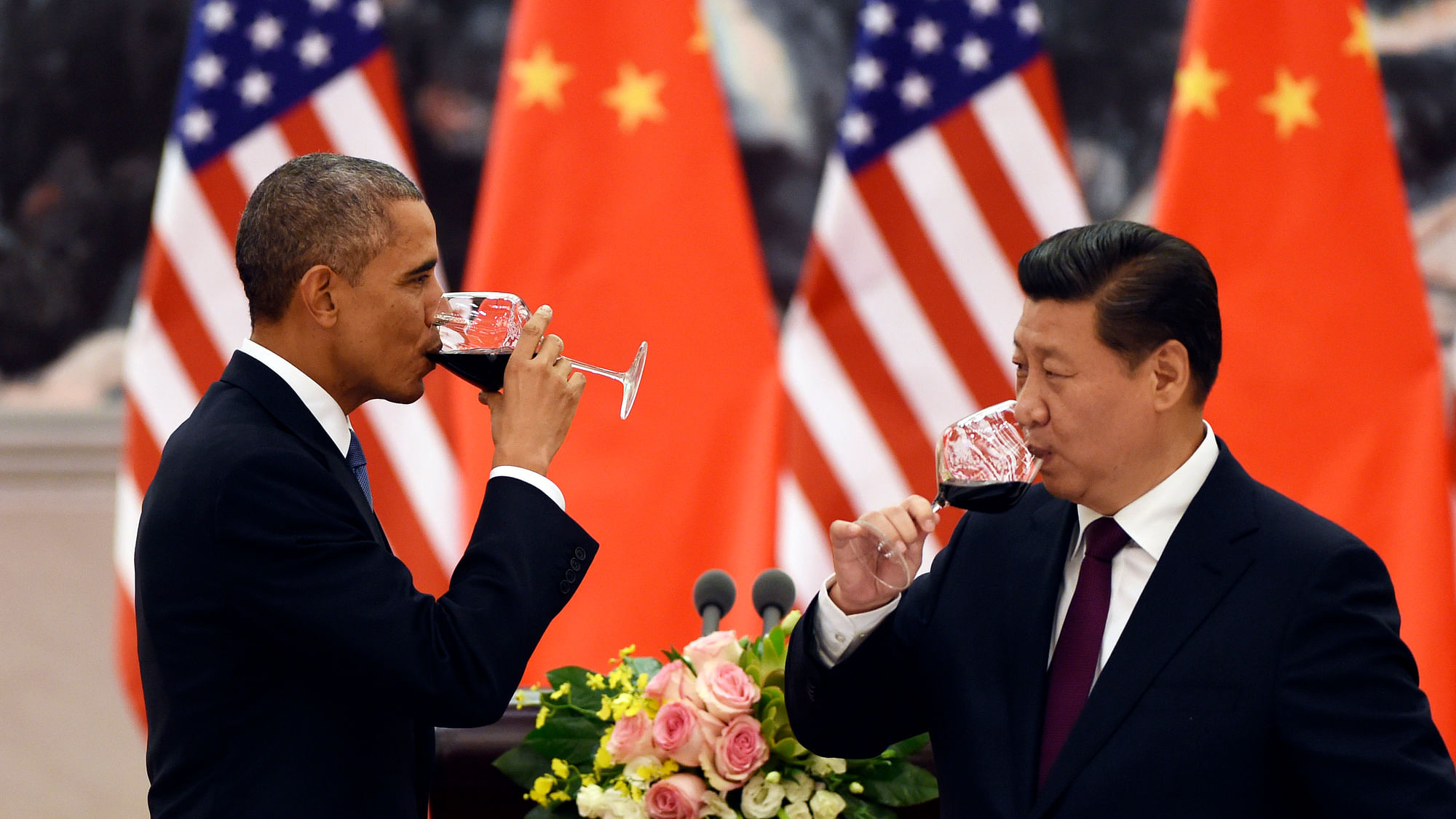 US President Barack Obama (L) and Chinese President Xi Jinping have a drink in Beijing. (Photo: Reuters/Greg Baker)