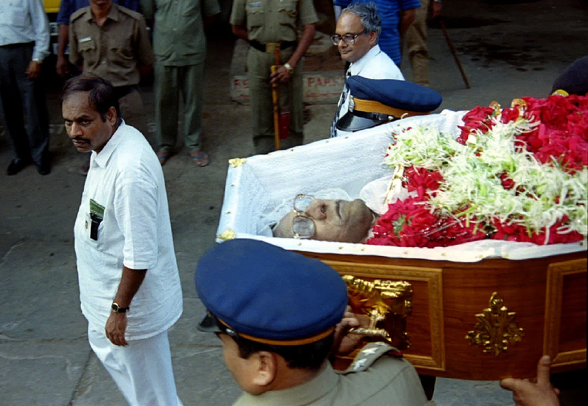 Morarji Desai’s body being acoorded ceremonial honours after he passed away (Photo: Reuters)