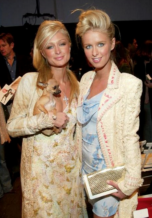 Paris Hilton and Nicky Hilton at a fashion event with Tinkerbell (Photo: <a href="https://www.facebook.com/parishilton">Facebook/Paris Hilton</a>)