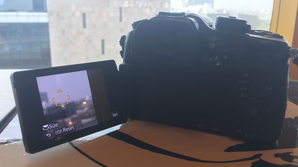 Looking for a camera that can shoot 4K videos? Check out the review of Panasonic LUMIX GH4. 