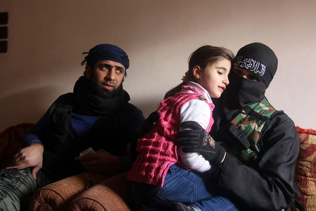 <!--StartFragment-->Um Jaafar, a woman fighter in the Free Syrian Army, sits with her husband Abu Jaafar, a Sawt al-Haq (Voice of Rights) battalion commander, and her daughter Faten at their home in Aleppo, February 12, 2013. (Photo: Reuters)<!--EndFragment-->