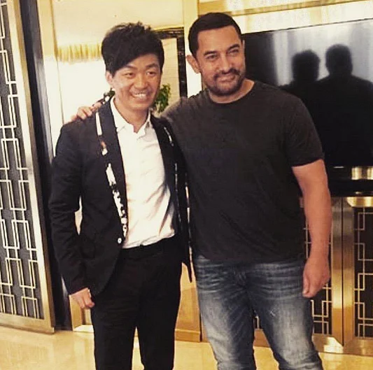 Aamir Khan with Chinese star Wang Baoqiang (Photo: <a href="https://twitter.com/MovifiedBolly">Twitter/MovifiedBolly</a>)