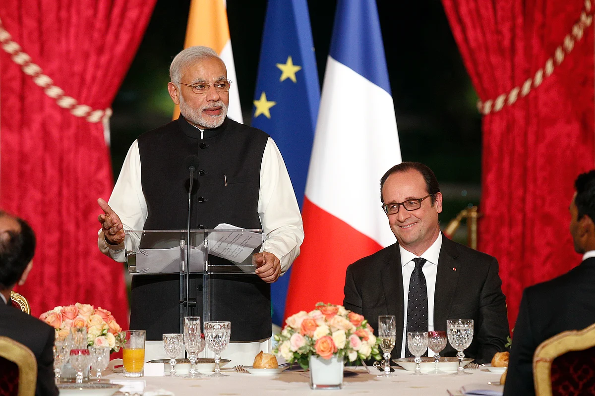 French President Francois Hollande (R) listens to Prime Minister Narendra Modi (L) during an official dinner in his honor at the Elysee Palace in Paris, France, in April, 2015. (Photo: Reuters)