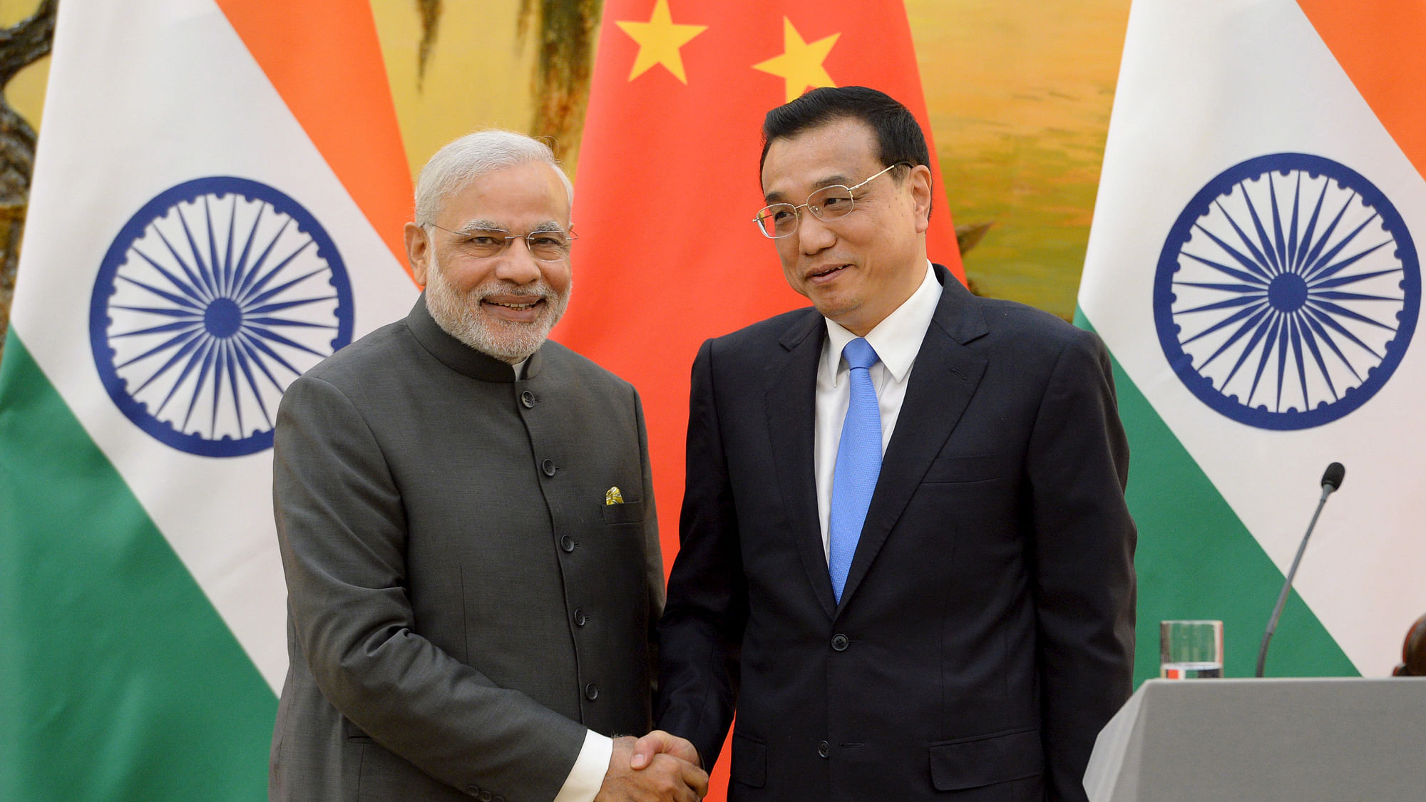Prime Minister Narendra Modi (L) shakes hands with Chinese Premier Li Keqiang during a news conference at the Great Hall of the People in Beijing, China, May 15, 2015. (Photo:&nbsp;Reuters)<!--EndFragment-->