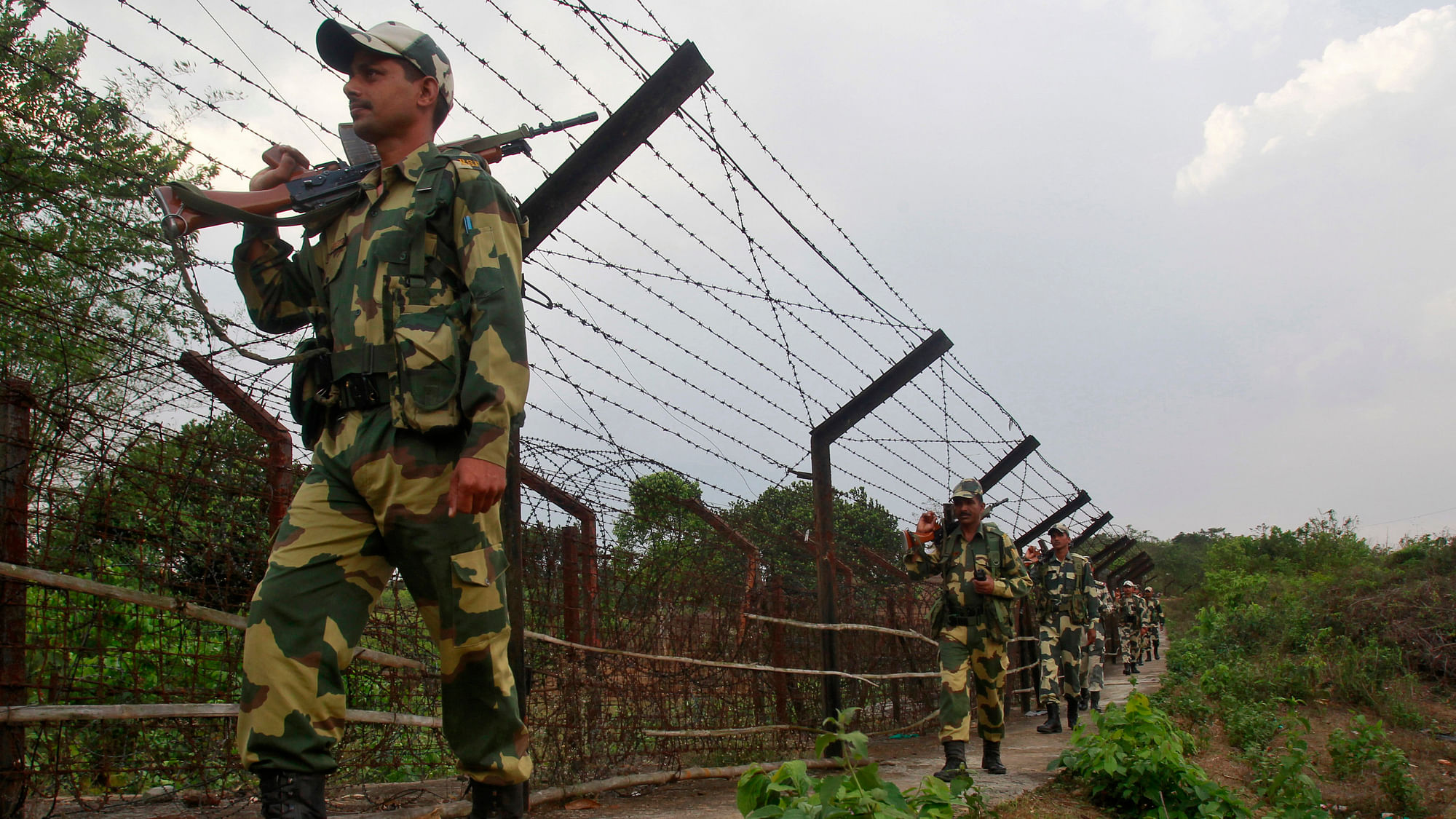 

<!--StartFragment-->India’s Border Security Force (BSF) soldiers patrol along the fencing of the India-Bangladesh international border. (Photo: Reuters)<!--EndFragment-->