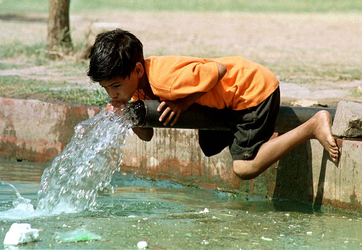 Child drinks water from road-side pipe in New Delhi. (Photo: Reuters)