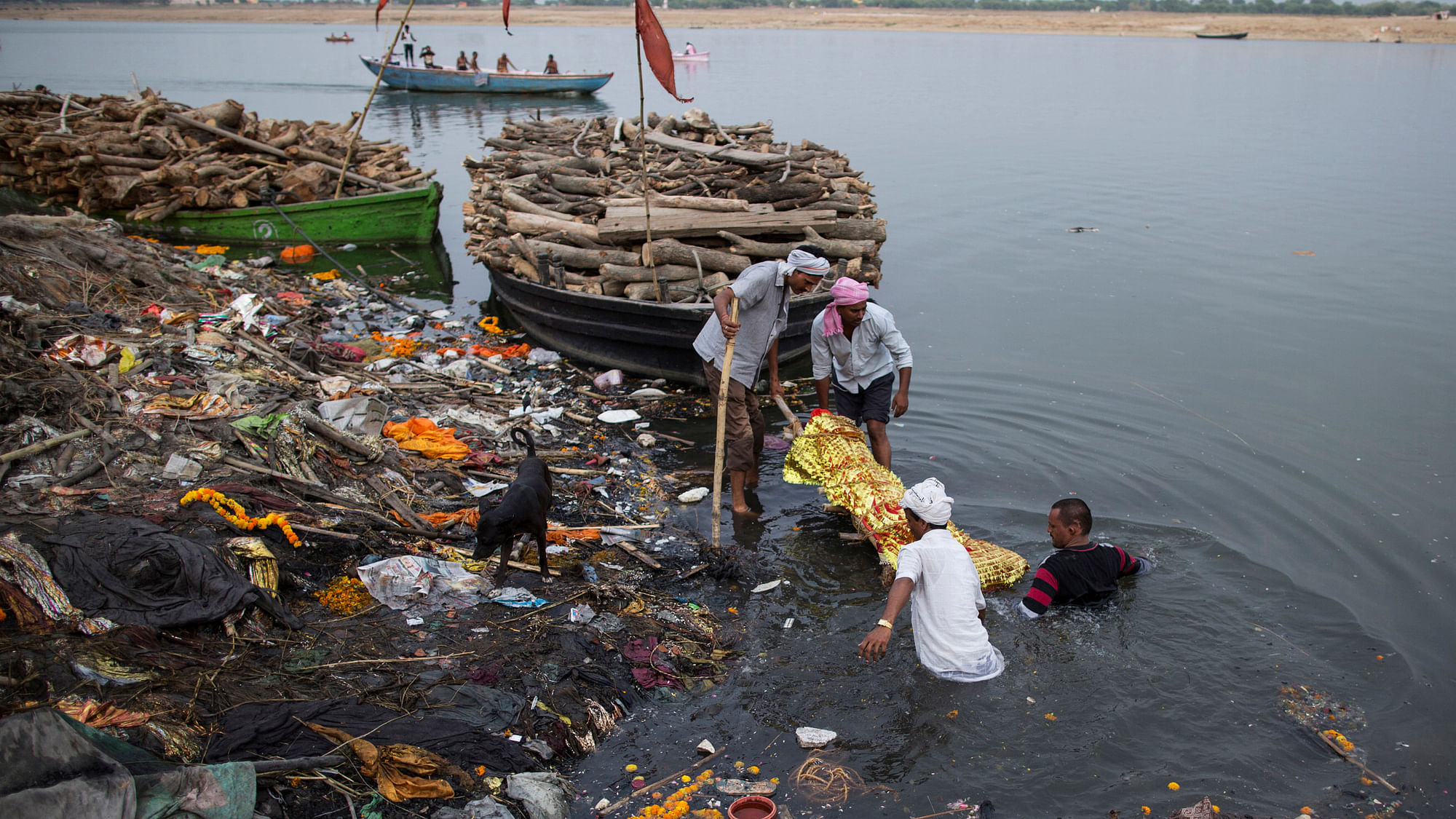 The polluted banks and waters of the river Ganga at Varanasi. (Photo: Reuters)