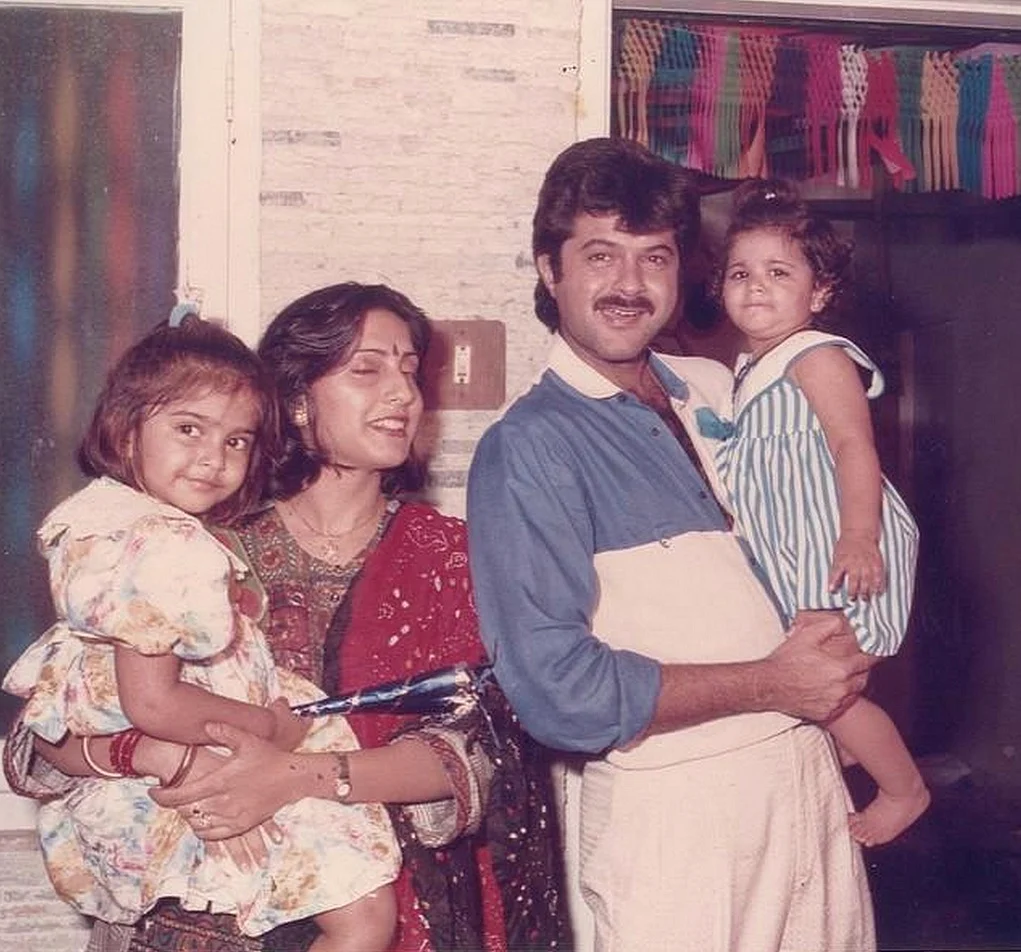 A rare picture of Anil Kapoor with wife Sunita and daughters Sonam and Rhea (Photo: Twitter/<a href="https://twitter.com/sonamakapoor">sonamakapoor</a>)