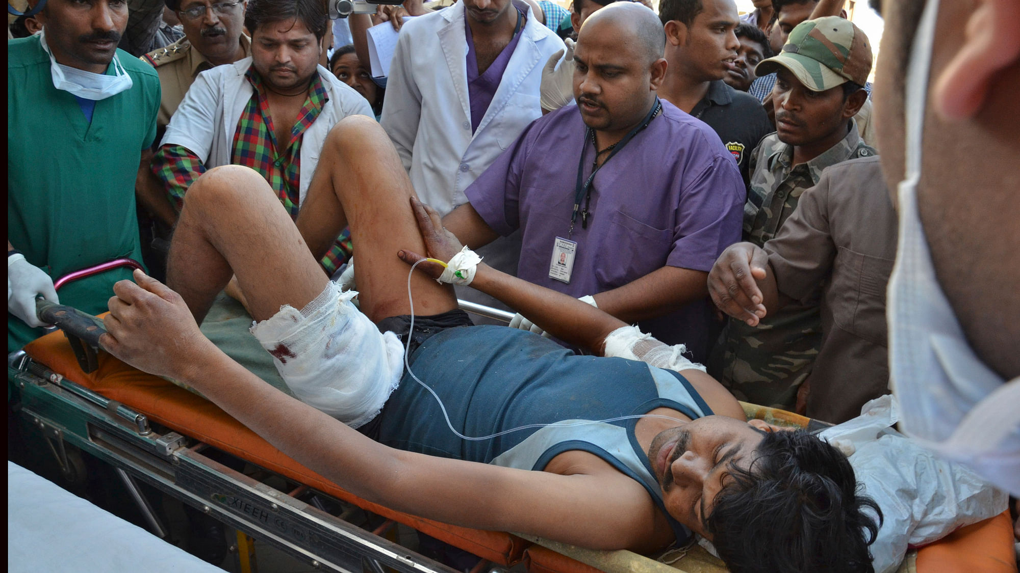 An injured Indian Central Reserve Police Force (CRPF) personnel taken to a hospital in Raipur, Chhattisgarh, March, 2014. (Photo: Reuters)