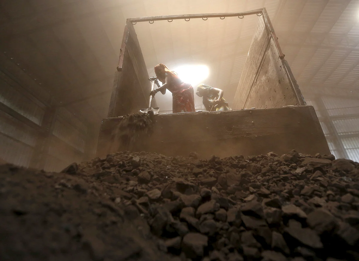 Workers unload coal from a supply truck at a yard on the outskirts of the western Indian city of Ahmedabad, April 15, 2015. (Photo: Reuters)