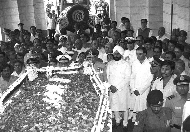 Former President Zail Singh, former Prime Minister Rajiv Gandhi, and the three Service Chiefs at the funeral of NT Rama Rao.