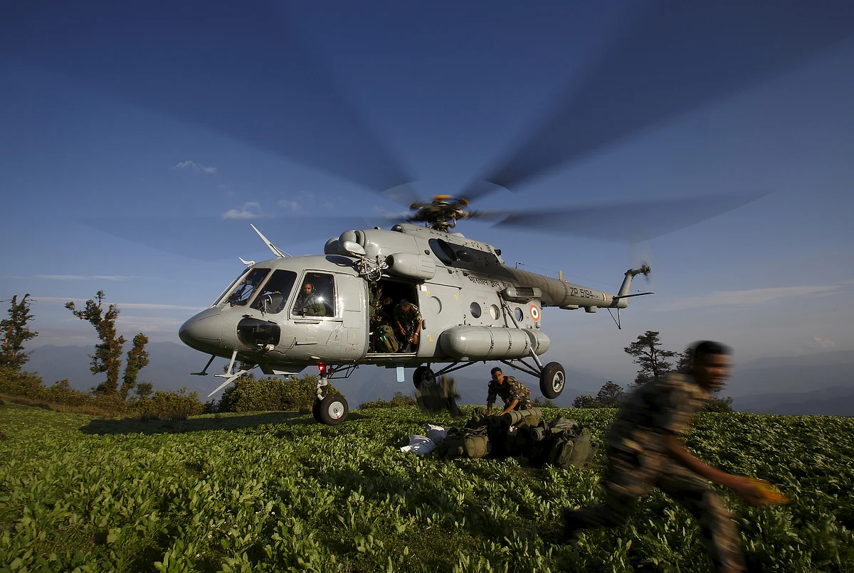 Nepalese army personnel jump out from an Indian helicopter as they unload earthquake relief aid on a hilltop at Dolkha district, Nepal, May, 2015. (Photo: Reuters) 