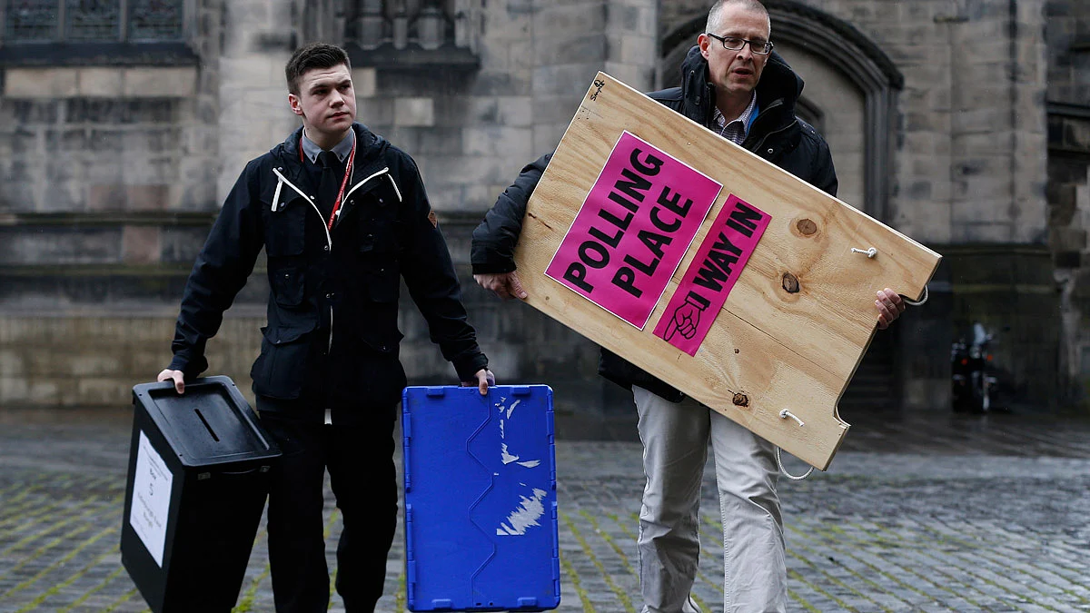 Ballot boxes are carried across West Parliament Square in Edinburgh Scotland, Britain May 6, 2015. (Photo: Reuters) 