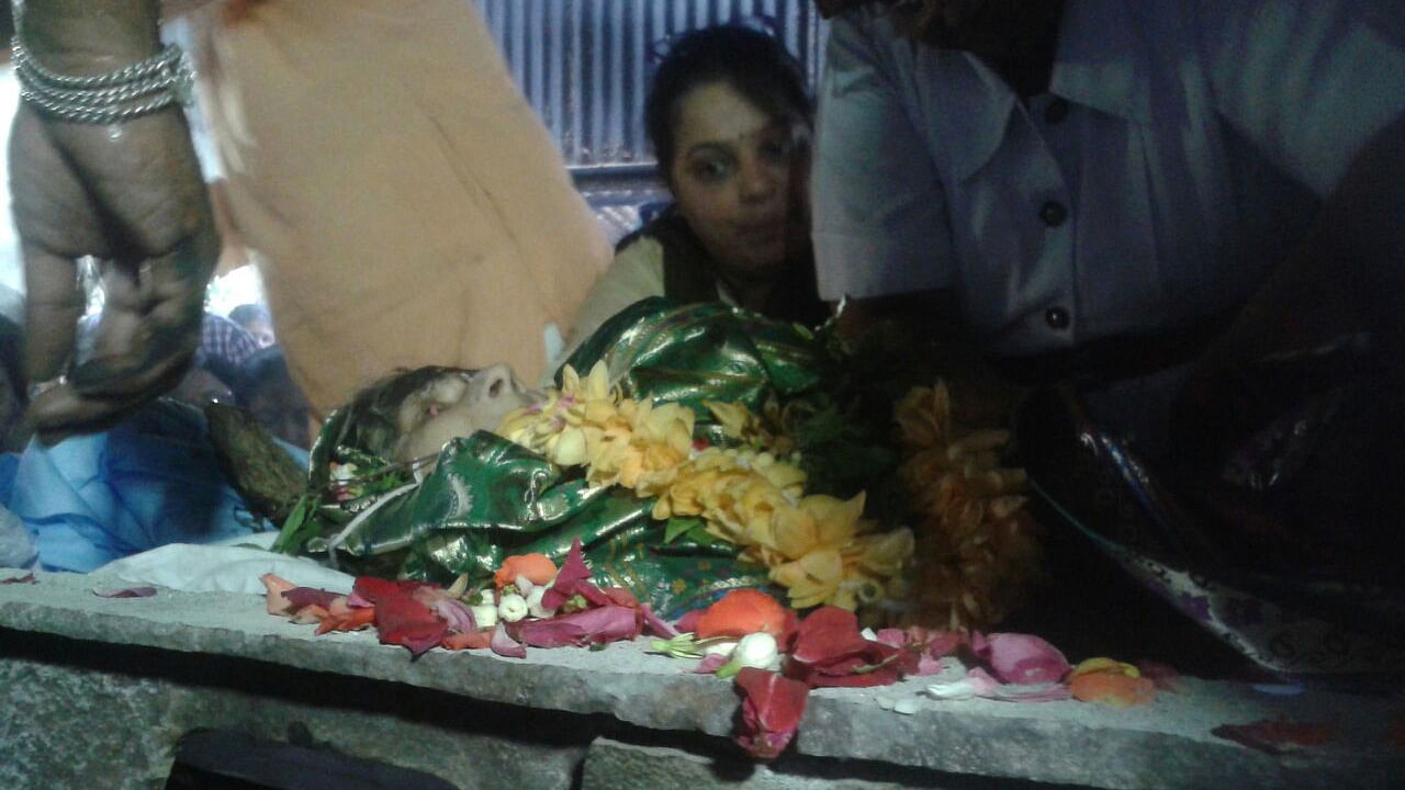 Aruna Shanbaug’s last rites being performed.