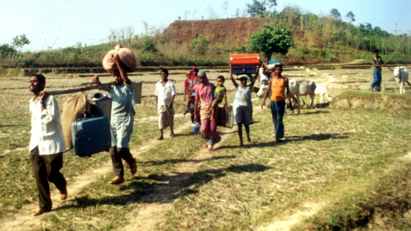 Indian villagers carry their belongings with them, as they are made refugees in Mankachar, on the Indo-Bangladesh border, April, 2001. (Photo: Reuters)