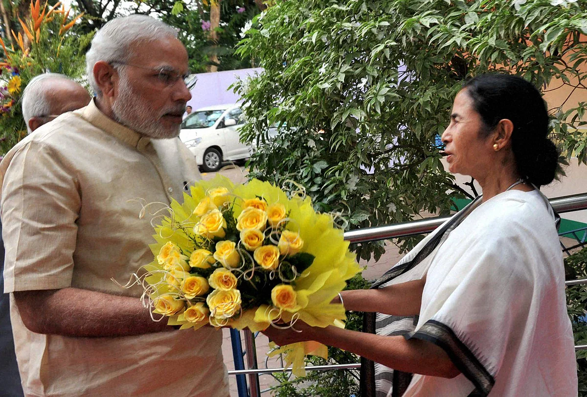 he Prime Minister, Narendra Modi being welcomed by the Chief Minister Mamata Banerjee on arrival, at Nazrul Manch, in Kolkata. (Photo: PTI)