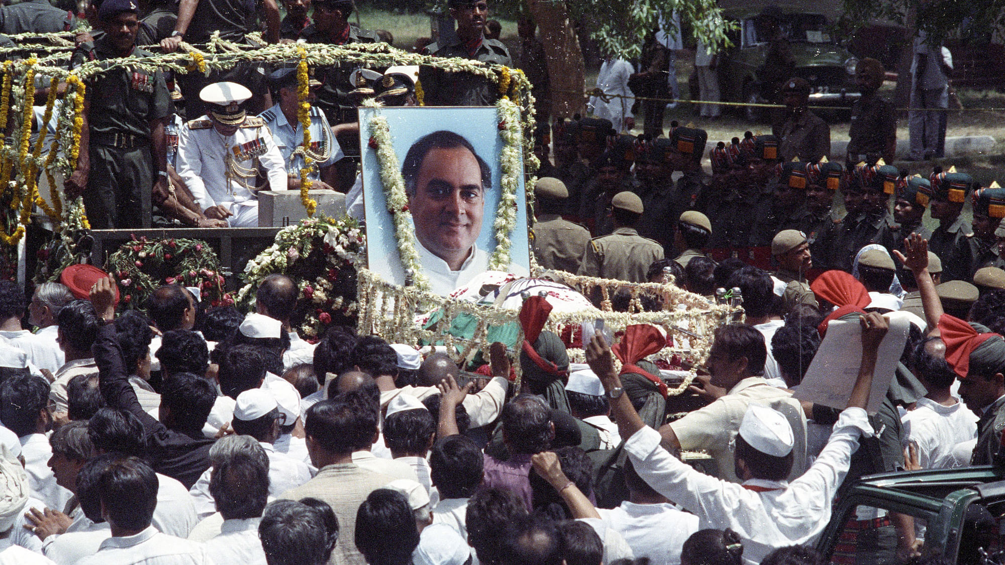 Rajiv Gandhi’s supporters follow his coffin during the funeral procession in New Delhi on 24 May 1991.&nbsp;