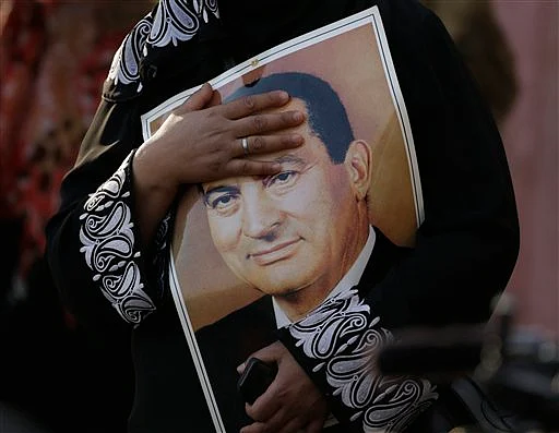 <!--StartFragment-->A supporter of Egypt’s deposed autocrat Hosni Mubarak holds his poster. (Photo: AP)<!--EndFragment-->